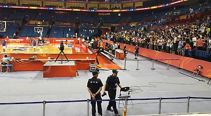 Απίστευτο: Εκατοντάδες Κινέζοι στην προθέρμανση για τον Γιάννη (pic)