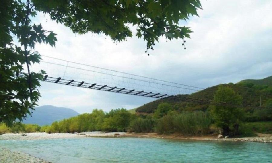 Αυτή είναι η πιο περίεργη γέφυρα στην Ελλάδα (vid)