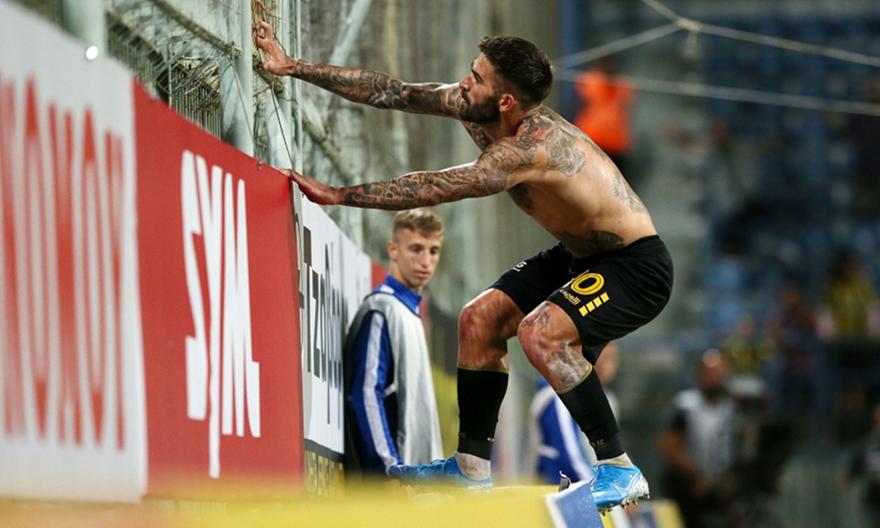 Έκανε «εξώφυλλο» τον Λιβάγια ο Ντέμης