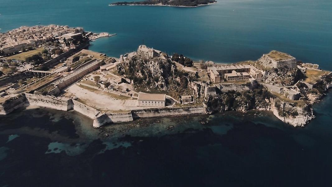 8 λέξεις: Σε γιγαντοοθόνες στην Κέρκυρα η πρεμιέρα της νέας σειράς του ΣΚΑΪ (vids)