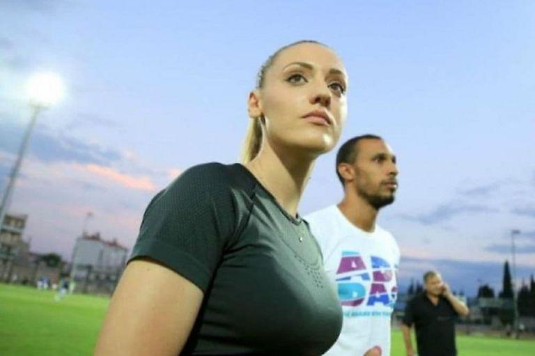 Μας πήρε τα μυαλά: Η Άννα Κορακάκη με κίτρινο, μικρό μπικίνι σε παραλία του Ρίο