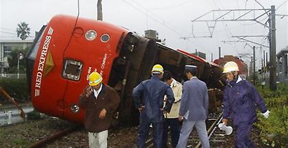 Δεκάδες τραυματίες σε σιδηροδρομικό ατύχημα στην Ιαπωνία