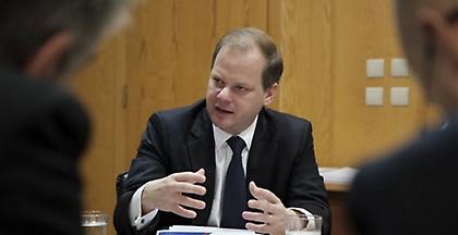 Καραμανλής στον ΣΚΑΪ: Τραγικά τα οικονομικά των ΜΜΜ, διαφθορά στα διπλώματα