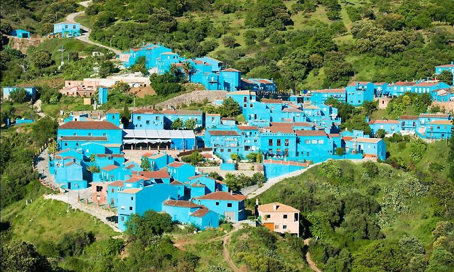 Το χωριό των 220 κατοίκων που έγινε μπλε για μια ταινία