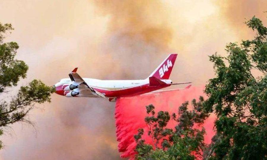 76.3 μέτρα, 70.000 λίτρα αντιπυρικό υγρό: Ο «μεταλλικός τιτάνας» η τελευταία ελπίδα του Αμαζονίου