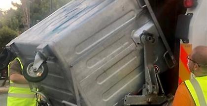 Ξεκίνησε το συστηματικό πλύσιμο των κάδων απορριμμάτων σε όλη την Αθήνα