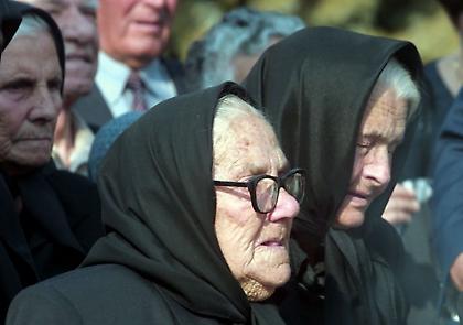 Γιαγιάδες πλακώθηκαν με τα μπαστούνια τους στον Αλιμο