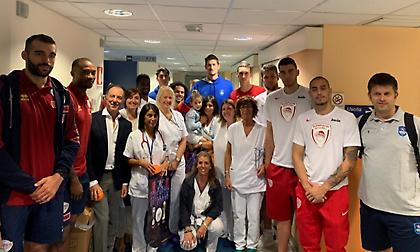 Μοίρασαν δώρα σε παιδιά οι παίκτες των Ολυμπιακού, Εφές και Βενέτσια (pic)