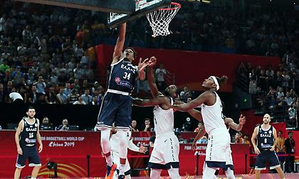 Η καρφωματάρα του Αντετοκούνμπο κόντρα στις ΗΠΑ (video)