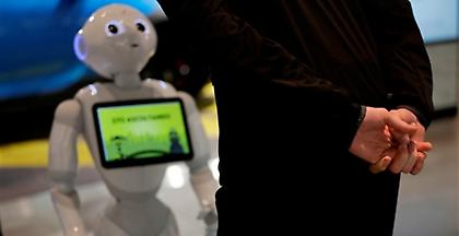 Αυτό είναι το ρομπότ Pepper με το «ελληνικό μυαλό»-Απαντά στις απορίες σας