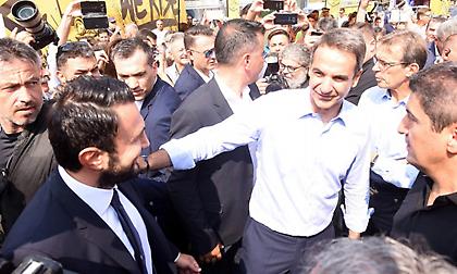 Ο Κυριάκος Μητσοτάκης με φανέλα του Άρη και του Ηρακλή (pics)
