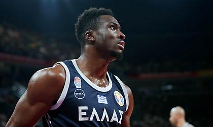 Απρόοπτο με Θανάση, υπέστη κάκωση στα πλευρά