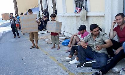 Σύμη: Εικόνες ντροπής με πρόσφυγες να κοιμούνται στο δρόμο