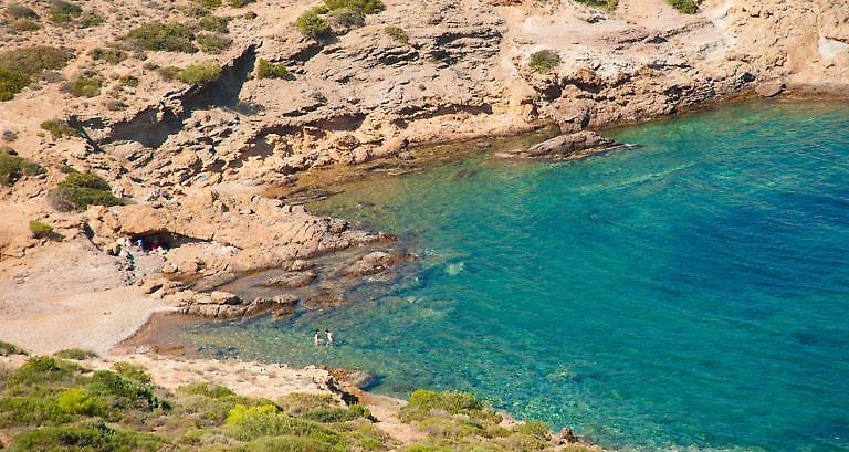 Η μαγευτική παραλία στην Αττική που δεν ξέρει κανείς