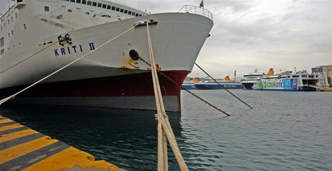 Όχημα έπεσε στο λιμάνι του Πειραιά