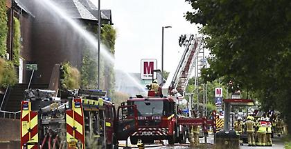 Υπό έλεγχο η φωτιά σε πολυκατοικία στο Λονδίνο. Το κτήριο κάηκε ολοσχερώς