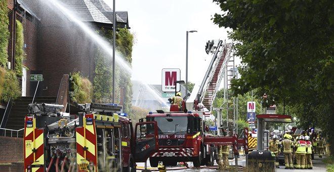 Υπό έλεγχο η φωτιά σε πολυκατοικία στο Λονδίνο. Το κτήριο κάηκε ολοσχερώς