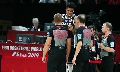 Διαμαρτυρία της ΕΟΚ στη FIBA, ζητά διαγραφή των τριών διαιτητών και όχι μόνο