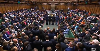 Πρωτοφανές χάος στη βρετανική Βουλή-Φώναζαν «ντροπή» οι βουλευτές