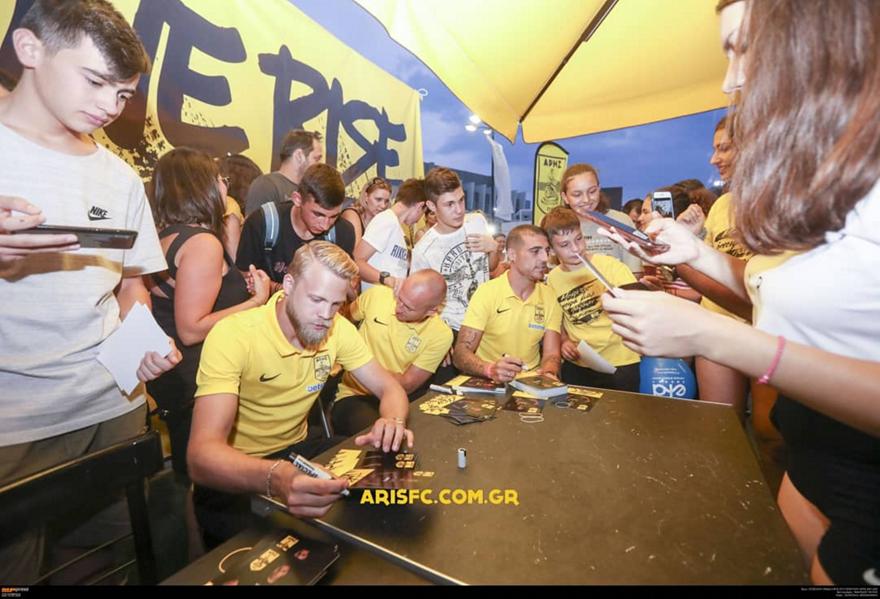 Στη ΔΕΘ οι παίκτες του Άρη (pics)