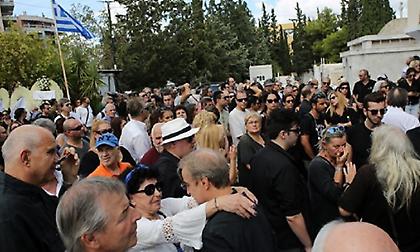 Λαυρέντης Μαχαιρίτσας: Το «τελευταίο αντίο» στον σπουδαίο καλλιτέχνη