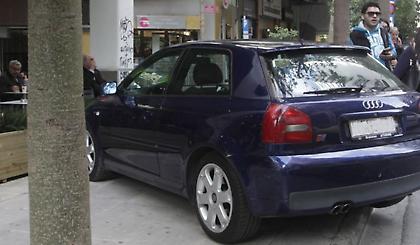 Μοναδικό σημείωμα σε οδηγό που πάρκαρε πάνω σε πεζοδρόμιο