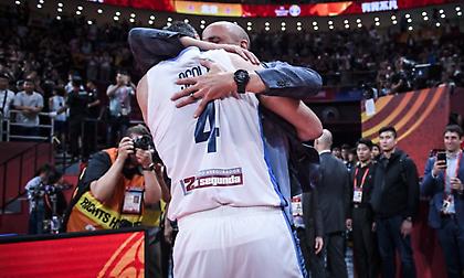 Συγκίνηση: Η μεγάλη αγκαλιά του Τζινόμπιλι στον… γίγαντα Σκόλα! (video)