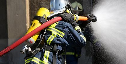 Με σοβαρά εγκαύματα διασώθηκε ηλικιωμένη από φωτιά στην Αθήνα