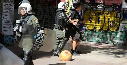 Δεκαέξι προσαγωγές μετά από επίθεση κουκουλοφόρων σε ΜΑΤ στα Εξάρχεια