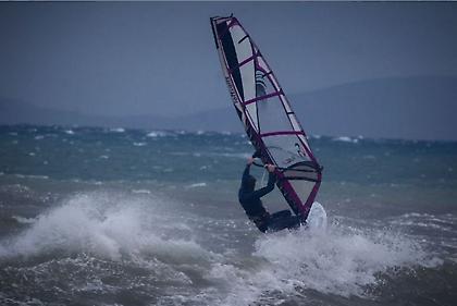 Καιρός: Δεν υποχωρούν οι άνεμοι