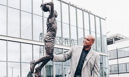 Σίξερς: Αποκαλυπτήρια για το άγαλμα του Μπάρκλεϊ (video)