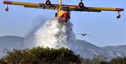 Συνεχίζεται η μάχη με τις φλόγες στο Λουτράκι. Ενισχύονται οι δυνάμεις