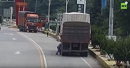 Απίστευτο βίντεο: Ελαστικό – βόμβα σκάει στο πρόσωπο του οδηγού