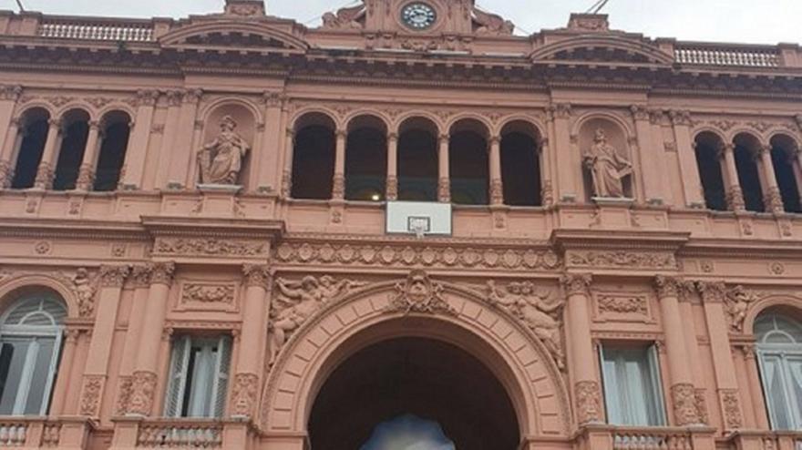 Κρέμασαν μία μπασκέτα στο προεδρικό μέγαρο της Αργεντινής προς τιμήν της εθνικής (pic)
