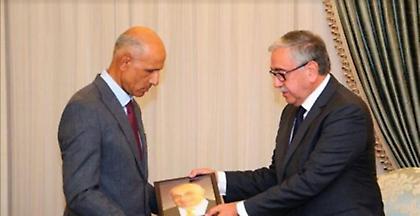 Κατεχόμενα: Στο διευθυντή του σχολείου σημαία και φωτογραφία του Ντεκτάς