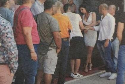 Μεγάλες ουρές από Έλληνες σε δοκιμαστικά για ταινία ερωτικού περιεχομένου