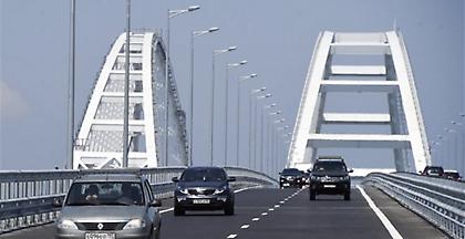 Ένοπλος άνδρας απειλεί να ανατινάξει μια γέφυρα στο Κιέβο