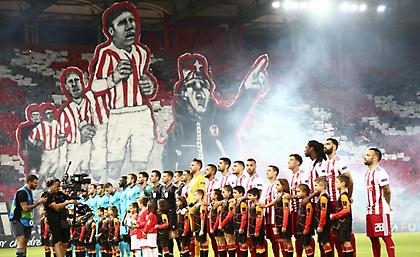 Το φοβερό κορεό των οπαδών του Ολυμπιακού (pics/vid)