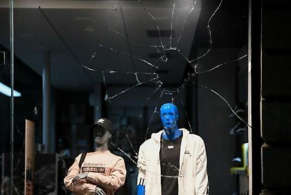 Πειραιάς: Ένταση και ρίψεις μολότοφ στην πορεία για τον Παύλο Φύσσα