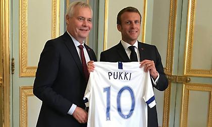 Ο Φινλανδός πρωθυπουργός έκανε δώρο στον Μακρόν μια φανέλα Τεέμου Πούκι! (pic)