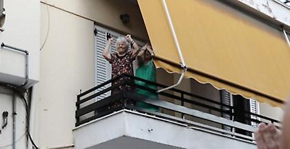 Γιαγιά υψώνει τις γροθιές της για να τιμήσει τον Παύλο Φύσσα (pics)