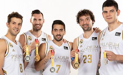 Οι πέντε… παγκόσμιοι της Ρεάλ ποζάρουν με τα μετάλλιά  τους (pic)