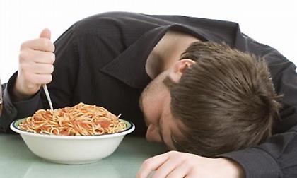 Τροφές που μας φέρνουν υπνηλία κατά τη διάρκεια της ημέρας