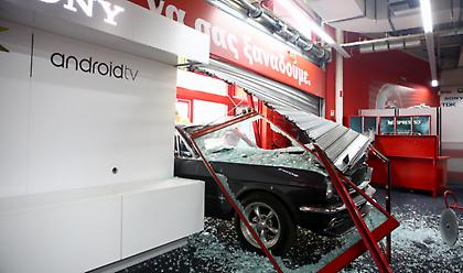 Εισέβαλαν με αυτοκίνητα σε Ρέντη και Μεταμόρφωση και άρπαξαν ό,τι βρήκαν