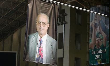 Συγκίνηση: Το λάβαρο του Θανάση στην οροφή του ΟΑΚΑ (video)