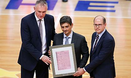 Το ξεχωριστό δώρο στον Δημήτρη Γιαννακόπουλο (video)