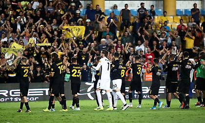 Πώς να μην κερδίζει η ΑΕΚ με τέτοια τρέλα στην κερκίδα;