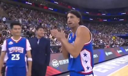 Επικός Τζινόμπιλι, φόρεσε περούκα σε αγώνα! (video)