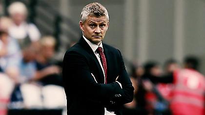 Οπαδοί της Γιουνάιτεντ λένε στον Σόλσκιερ να απολυθεί ενώ υπογράφει αυτόγραφα (video)