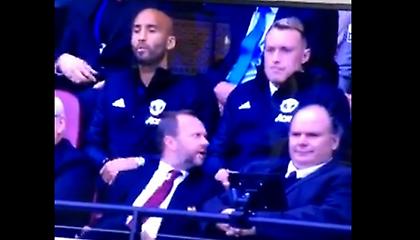 Η άβολη στιγμή που ο Φιλ Τζόουνς τραγουδάει για την απόλυση του Σόλσκιερ! (vid)